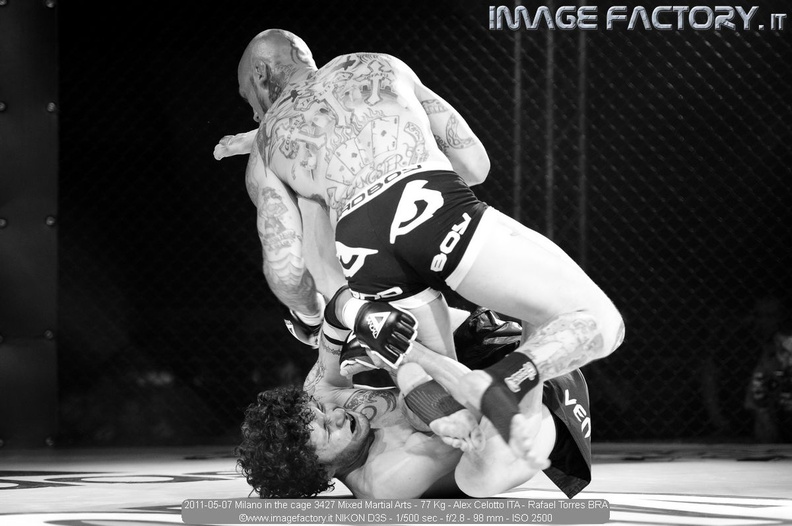 2011-05-07 Milano in the cage 3427 Mixed Martial Arts - 77 Kg - Alex Celotto ITA - Rafael Torres BRA.jpg